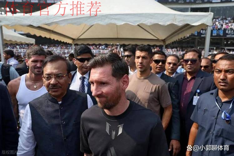 入乡随俗！梅西面带笑容与德保罗一同挤入面包车后排狭小空间